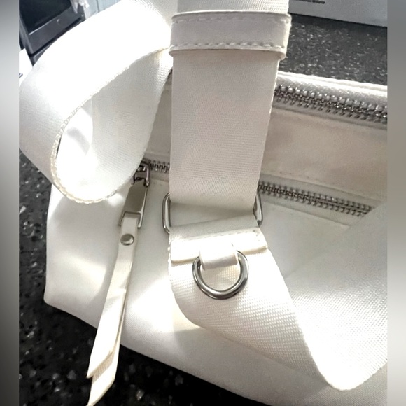 NEW! MADDEN NYC - FANNY PACK CROSSBODY BAG -- BRIGHT WHITE - Picture 3 of 7